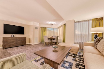 Romulus Lake View Balcony Suite 1 King