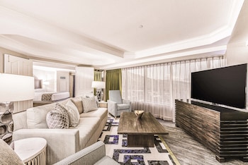 Romulus Mountain View Balcony Suite, 1 King