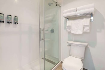 Standard Room, 2 Queen Beds, Non Smoking, Refrigerator & Microwave (Pet Friendly)