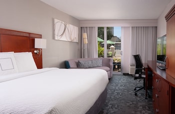 Room, 1 King Bed (Poolside, Pool Access)