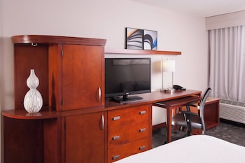 Room, 2 Queen Beds, Hearing Accessible (Accessible Bathtub)