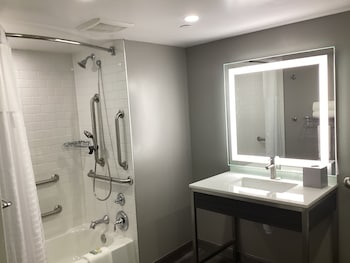 Room, 1 King Bed, Non Smoking (Mobility, Bathtub w/Grab bars)