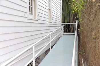 Deluxe Room, 1 King Bed, Accessible, Courtyard View