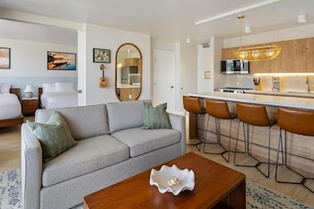 Premier Room, Kitchen, City View (1 Bedroom)