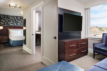 Suite, 1 King Bed (with Sofa)