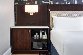 Deluxe Room, 1 King Bed, Accessible, Bathtub