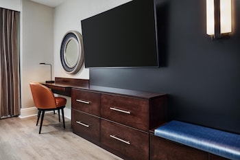 Deluxe Room, 1 King Bed (Wetbar)