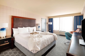 Deluxe Room, 1 King Bed, Non Smoking, Refrigerator & Microwave