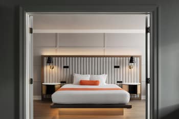 Junior Suite with Corner Balcony City View, 1 King bed