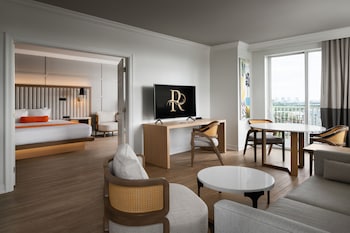 Junior Suite with Corner Balcony City View, 1 King bed