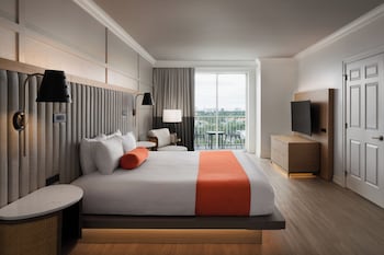 Junior Suite with Corner Balcony City View, 1 King bed