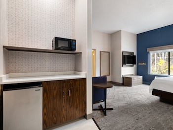 Suite, 1 King Bed, Accessible (Communications)