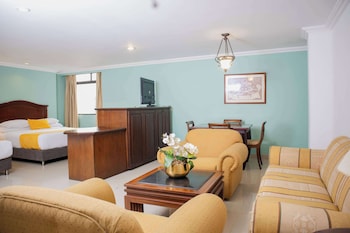 Junior Suite, Non Smoking (2 King Beds, Family Room)