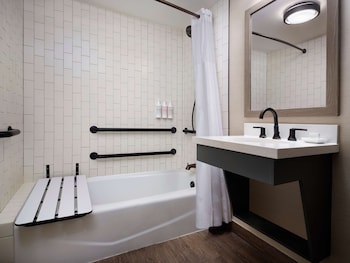 Room, 2 Queen Beds, Accessible, Bathtub (Hearing)