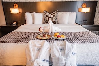 Suite, 1 King Bed (2-Room)