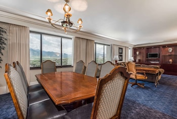 Suite, 1 King Bed with Sofa bed, Non Smoking, Mountain View (One-Bedroom, Founders)