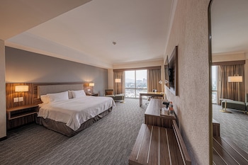 Premium Room, 1 King Bed (Walk-In Shower)