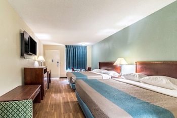 Deluxe Room, 2 Queen Beds, Non Smoking, Refrigerator & Microwave