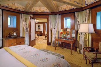 Suite, 1 Bedroom, Non Smoking (Penthouse Suite, Large Balcony, Opera View)
