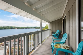 Deluxe Room, 1 King Bed, Lake View