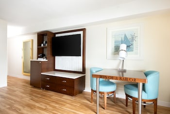 Deluxe Room, 1 King Bed, Lake View