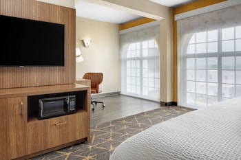Suite, 1 King Bed, Accessible Bathtub (Mobility)
