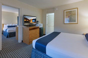 Suite, Non Smoking (1 King & 1 Queen Bed)