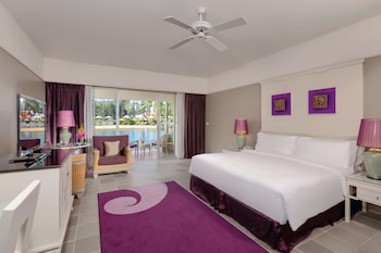 Laguna Pool Access King Room