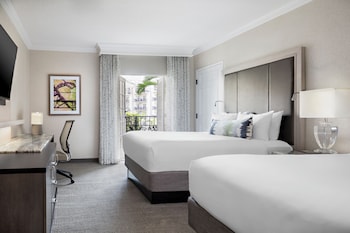 Room, 2 Queen Beds, Garden View (Mobility Accessible, Roll-in Shower)