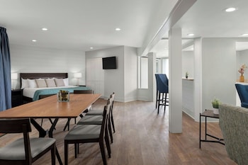 Suite, 1 Bedroom, Balcony