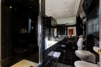 Signature Suite, 1 King Bed with Sofa bed, Balcony, City View