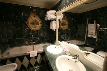 Royal Suite, 1 Bedroom, Lake View