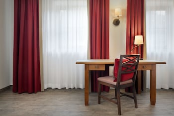 Suite, 1 King Bed with Sofa bed, Garden View (Balcony)