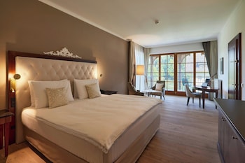 Junior Suite, 1 King Bed, Garden View (Balcony)