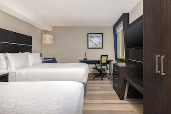 Standard Room, 2 Queen Beds, River View (Partial River View)