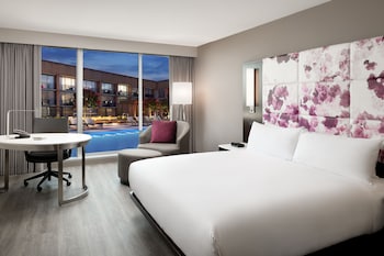 1 King Deluxe Pool View