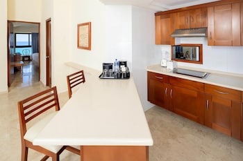 Family Room, Oceanfront (Premium Level)