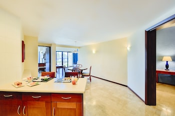 Family Room, Oceanfront (Premium Level)
