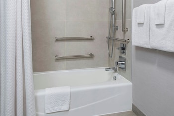 Room, 2 Queen Beds, Courtyard View (Hearing Accessible)