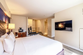 Junior Suite, 1 King Bed with Sofa bed, City View
