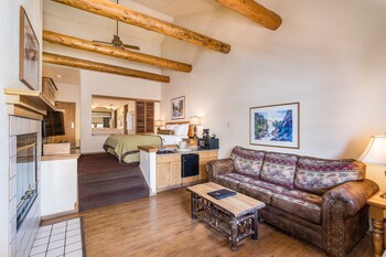 Deluxe Suite, 1 King Bed with Sofa bed, Jetted Tub, Lake View