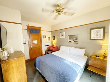 Basic Room, 1 Queen Bed