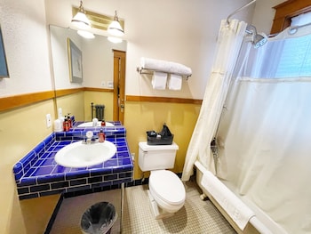 Basic Room, 1 Queen Bed