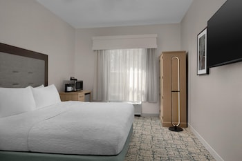 Room, 1 King Bed, Mobility Accessible, Microwave (Roll-in Shower)