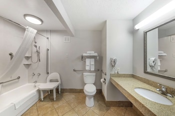 Standard Room, 2 Queen Beds, Accessible, Bathtub