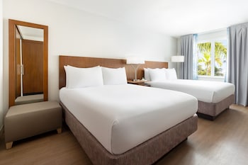 Room, 2 Queen Beds, Pool View