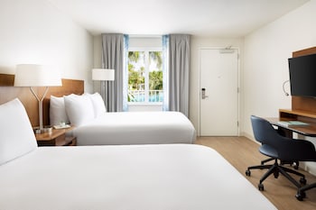 Room, 2 Queen Beds, Pool View