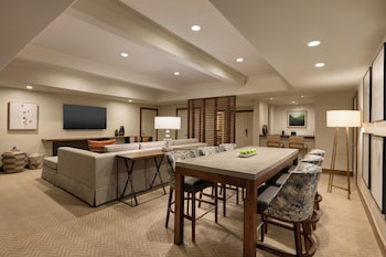 Fairmont Gold 1 Bedroom Suite 1 King-1275sf 118sm Lounge with breakfast, Patio or balcony, tub