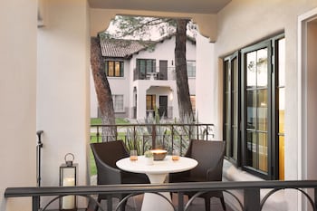 Privado One Bedroom Suite 2 Queen-850sf 79sm Patio or balcony, gas fireplace, soaking bathtub