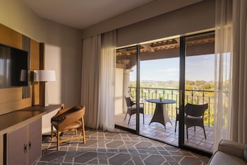 Fairmont View 1 King- 525sf 49sm Balcony with golf views, oversized shower, on floors 2-4
